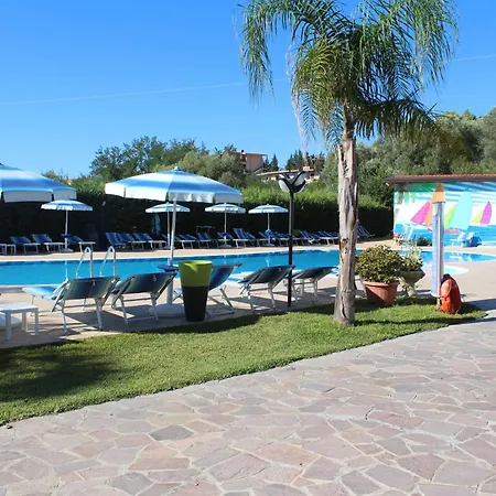 Club Esse Aquilia Village מלון