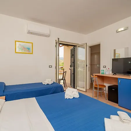 Club Esse Aquilia Village מלון